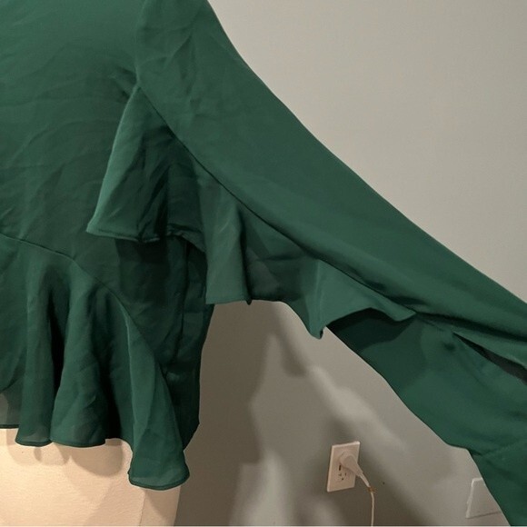 Bebe Green Ruffle Back High Neckline Flowy Long Sleeve Blouse Size XS - Picture 6 of 9